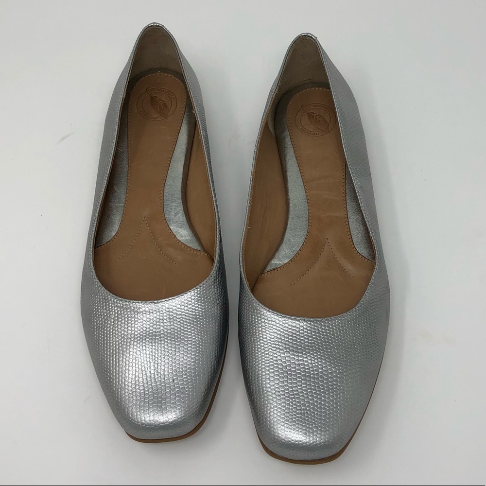 Nurture 9.5 flats metallic silver